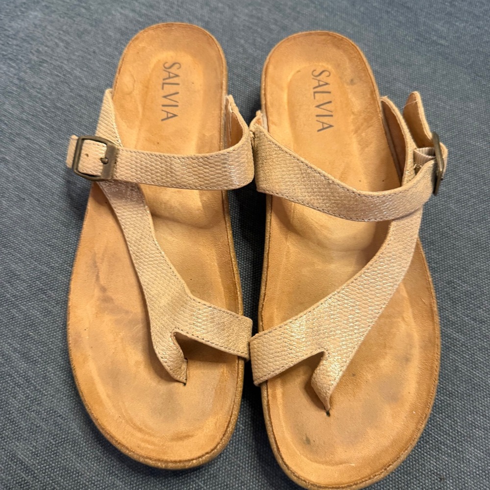 Salvia Gold Metallic Textured Leather Thong Buckle‎ Sandals Womens Size 38 EU